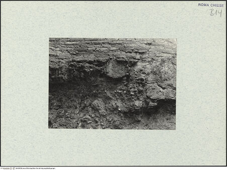 Vorderseite von unbekannt [https://www.deutsche-digitale-bibliothek.de/content/lizenzen/rv-fz/] Santi Quattro Coronati - Nördliche Wand (Wand D), westlicher Abschnitt, Substruktionen, Detail: Mauerwerk aus dem 9. Jahrhundert über der Mauer eines älteren Wasserreservoirs, bh469008_recto. Foto: Corbett?, Spencer.