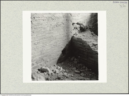 Vorderseite von Bibliotheca Hertziana [https://www.deutsche-digitale-bibliothek.de/content/lizenzen/rv-fz/] Santi Quattro CoronatiInneres - Fragmente älterer Strukturen unter dem Fußboden, bh469009_recto. Foto.