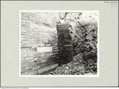 Vorderseite von Bibliotheca Hertziana [https://www.deutsche-digitale-bibliothek.de/content/lizenzen/rv-fz/] Santi Quattro CoronatiInneres - Fragmente älterer Strukturen unter dem Fußboden?, bh469010_recto. Foto.