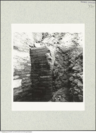 Vorderseite von Bibliotheca Hertziana [https://www.deutsche-digitale-bibliothek.de/content/lizenzen/rv-fz/] Santi Quattro CoronatiInneres - Fragmente älterer Strukturen unter dem Fußboden?, bh469011_recto. Foto.