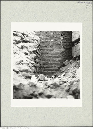 Vorderseite von Bibliotheca Hertziana [https://www.deutsche-digitale-bibliothek.de/content/lizenzen/rv-fz/] Santi Quattro CoronatiInneres - Fragmente älterer Strukturen unter dem Fußboden?, bh469013_recto. Foto.