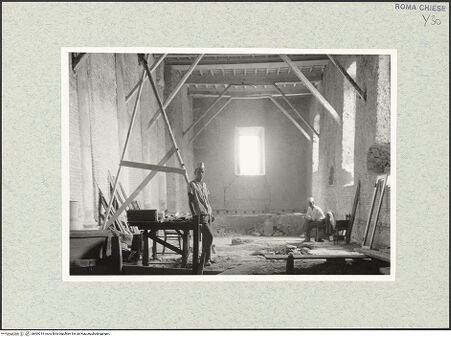 Vorderseite von Bibliotheca Hertziana [https://www.deutsche-digitale-bibliothek.de/content/lizenzen/rv-fz/] Santi Quattro CoronatiInneres - nach Westen, bh469014_recto. Foto.