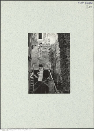 Vorderseite von unbekannt [https://www.deutsche-digitale-bibliothek.de/content/lizenzen/rv-fz/] Santi Quattro Coronati - Substruktionen an der Westwand der im Norden angelagerten Gebäude, Ecke zur Nordwand des einstigen nördlichen Seitenschiffs, bh469015_recto. Foto.