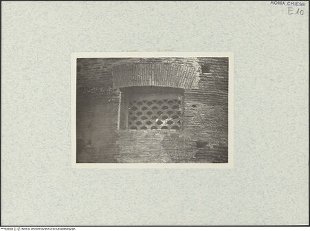 Vorderseite von unbekannt [https://www.deutsche-digitale-bibliothek.de/content/lizenzen/rv-fz/] Santi Quattro CoronatiInneres - Fenster mit Transenna, bh469016_recto. Foto.