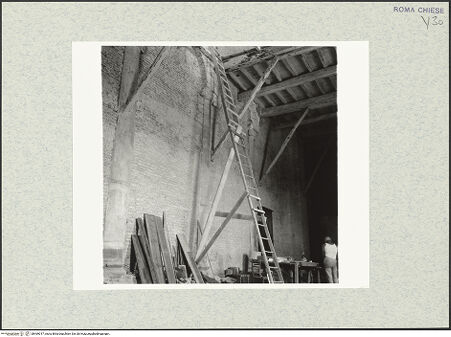 Vorderseite von Bibliotheca Hertziana [https://www.deutsche-digitale-bibliothek.de/content/lizenzen/rv-fz/] Santi Quattro CoronatiInneres - südliche Wand, bh469017_recto. Foto.