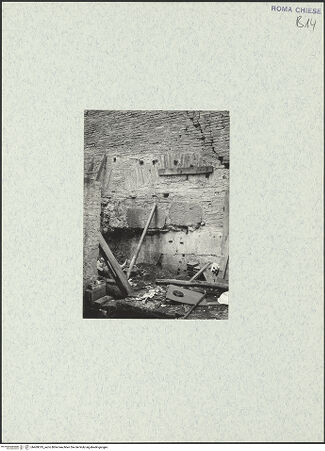 Vorderseite von unbekannt [https://www.deutsche-digitale-bibliothek.de/content/lizenzen/rv-fz/] Santi Quattro Coronati - Substruktionen unter dem einstigen nördlichen Seitenschiff aus Norden, bh469019_recto. Foto.