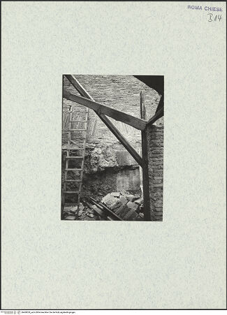 Vorderseite von unbekannt [https://www.deutsche-digitale-bibliothek.de/content/lizenzen/rv-fz/] Santi Quattro Coronati - Substruktionen unter dem einstigen nördlichen Seitenschiff, aus Norden, bh469020_recto. Foto.