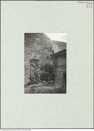 Vorderseite von unbekannt [https://www.deutsche-digitale-bibliothek.de/content/lizenzen/rv-fz/] Santi Quattro Coronati - Substruktionen, Mauerwerk (der nördlichen Mauern?), bh469025_recto. Foto.