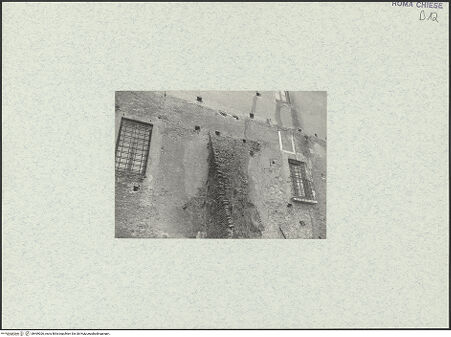 Vorderseite von unbekannt [https://www.deutsche-digitale-bibliothek.de/content/lizenzen/rv-ez/] Santi Quattro Coronati - Nördliche Mauer des ehemaligen Seitenschiffs oder der nördlich angelagerten Gebäude?, bh469026_recto. Foto.