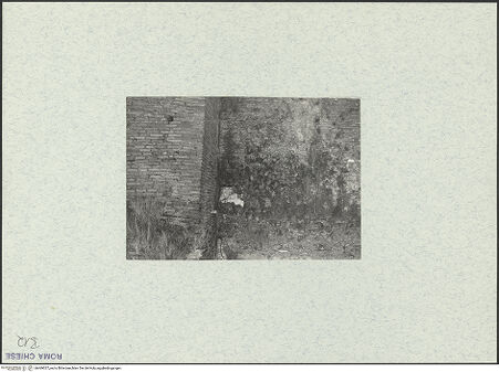 Vorderseite von unbekannt [https://www.deutsche-digitale-bibliothek.de/content/lizenzen/rv-fz/] Santi Quattro Coronati - Mauerwerk, nördliche Wand mit Stützpfeiler?, bh469027_recto. Foto.