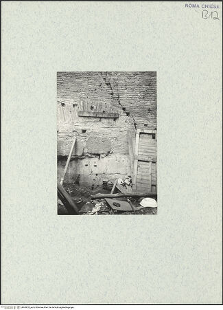Vorderseite von unbekannt [https://www.deutsche-digitale-bibliothek.de/content/lizenzen/rv-fz/] Santi Quattro Coronati - Substruktionen unter dem einstigen nördlichen Seitenschiff aus Norden, bh469028_recto. Foto.