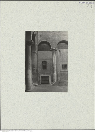 Vorderseite von unbekannt [https://www.deutsche-digitale-bibliothek.de/content/lizenzen/rv-fz/] Santi Quattro CoronatiÄußeresZweiter Hof - Nördliche Wand mit den Säulen der konstantinischen Basilika, bh469030_recto. Foto.