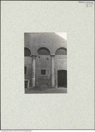 Vorderseite von unbekannt [https://www.deutsche-digitale-bibliothek.de/content/lizenzen/rv-fz/] Santi Quattro CoronatiÄußeresZweiter Hof - Nördliche Wand mit den Säulen der konstantinischen Basilika, bh469031_recto. Foto.