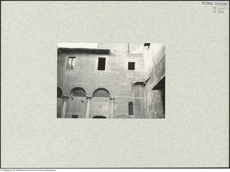 Vorderseite von unbekannt [https://www.deutsche-digitale-bibliothek.de/content/lizenzen/rv-fz/] Santi Quattro CoronatiÄußeresZweiter Hof - Nördliche Wand mit den Säulen der konstantinischen Basilika, bh469032_recto. Foto.