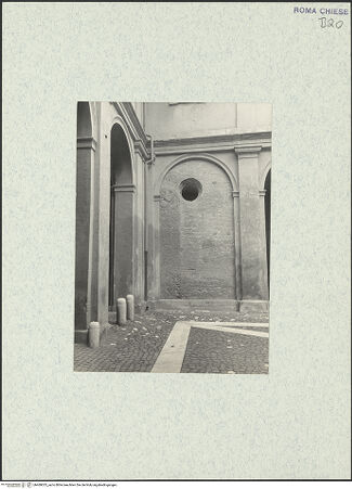 Vorderseite von unbekannt [https://www.deutsche-digitale-bibliothek.de/content/lizenzen/rv-fz/] Santi Quattro CoronatiÄußeresErster Hof - nördliche Arkade, westlicher Bogen, bh469033_recto. Foto: Corbett, Spencer.