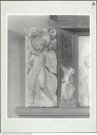 Vorderseite von Lieberman, Ralph [https://www.deutsche-digitale-bibliothek.de/content/lizenzen/rv-ez/] Tabernakel mit Madonna, Kind und Engeln - Detail: linker Engel, bh469210_recto. Foto.