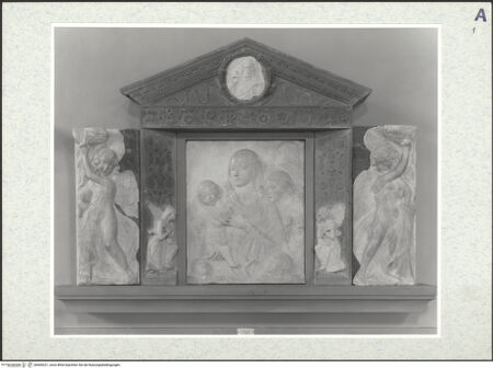 Vorderseite von Lieberman, Ralph [https://www.deutsche-digitale-bibliothek.de/content/lizenzen/rv-ez/] Tabernakel mit Madonna, Kind und Engeln - Gesamtansicht, bh469221_recto. Foto.