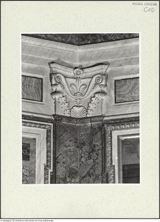 Vorderseite von unbekannt [https://www.deutsche-digitale-bibliothek.de/content/lizenzen/rv-fz/] Santo Spirito dei Napoletani - Pilasterkapitell, nach Entwurf von Antonio Cipolla, 1853/1854, bh469458_recto. Foto.