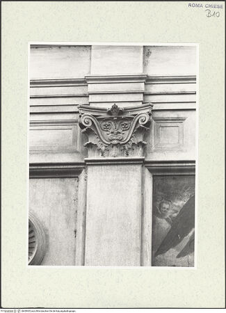 Vorderseite von Sopr. BAS ROMA [https://www.deutsche-digitale-bibliothek.de/content/lizenzen/rv-ez/] Santo Spirito dei Napoletani - untere Ordnung, Detail: Kompositkapitell, bh469465_recto. Foto.