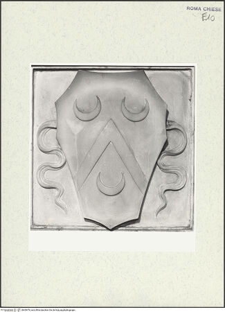 Vorderseite von Sopr. BAS ROMA [https://www.deutsche-digitale-bibliothek.de/content/lizenzen/rv-ez/] Grabmal von Marchese Alfredo Dusmet - Detail: Wappen des Marchese Alfredo Dusmet, bh469476_recto. Foto.