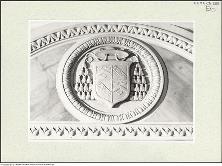 Vorderseite von Sopr. BAS ROMA [https://www.deutsche-digitale-bibliothek.de/content/lizenzen/rv-ez/] Grabmal von Marchese Alfredo Dusmet - Detail: Wappen des Erzbischofs Giuseppe Benedetto Dusmet, bh469477_recto. Foto.