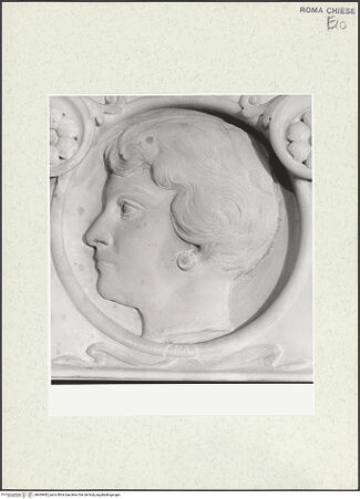 Vorderseite von Sopr. BAS ROMA [https://www.deutsche-digitale-bibliothek.de/content/lizenzen/rv-ez/] Grabmal von Marchesa Edith Dusmet Oliver - Detail: Medaillon mit dem Profilporträt der Marchesa Edith Dusmet Oliver, bh469482_recto. Foto.
