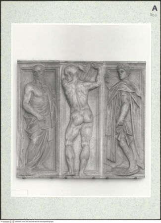 Vorderseite von Lieberman, Ralph [https://www.deutsche-digitale-bibliothek.de/content/lizenzen/rv-ez/] Chorschranken mit Propheten und männlichen AktfigurenZwei Propheten mit Spruchbändern, Akt in Rückenansicht mit Buch - , bh469507_recto. Foto.