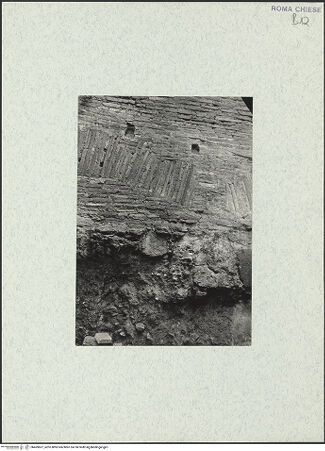 Vorderseite von unbekannt [https://www.deutsche-digitale-bibliothek.de/content/lizenzen/rv-ez/] Santi Quattro Coronati - Nördliche Wand (Wand D), westlicher Abschnitt, Substruktionen, Detail: Mauerwerk aus dem 9. Jahrhundert über der Mauer eines älteren Wasserreservoirs, bh469607_recto. Foto: Corbett?, Spencer.
