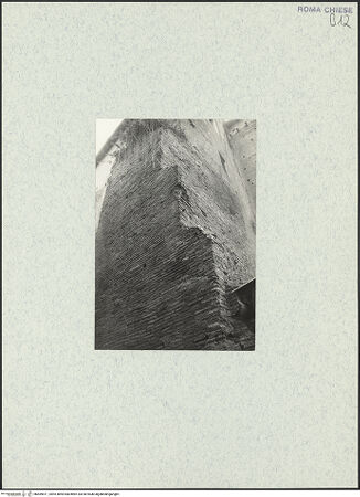 Vorderseite von unbekannt [https://www.deutsche-digitale-bibliothek.de/content/lizenzen/rv-ez/] Santi Quattro Coronati - Substruktionen des nordwestlichen Stützpfeilers am nördlichen Seitenschiff, bh469611_recto. Foto.