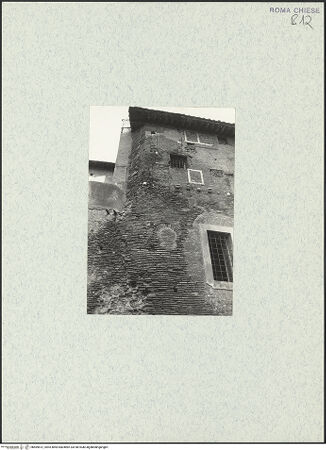 Vorderseite von unbekannt [https://www.deutsche-digitale-bibliothek.de/content/lizenzen/rv-ez/] Santi Quattro Coronati - Dem nördlichen Seitenschiff anliegender Gebäudekomplex, nördliche Mauer mit karolingischen Kragsteinen, bh469612_recto. Foto: Corbett, Spencer.