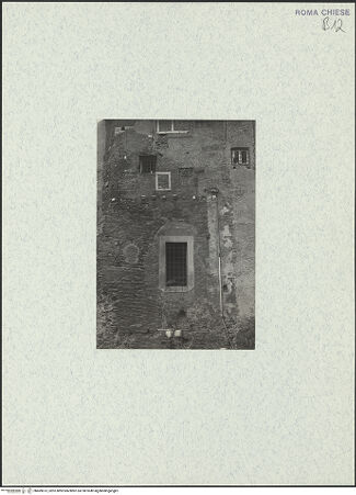 Vorderseite von unbekannt [https://www.deutsche-digitale-bibliothek.de/content/lizenzen/rv-ez/] Santi Quattro Coronati - Dem nördlichen Seitenschiff anliegender Gebäudekomplex, nördliche Mauer mit karolingischen Kragsteinen, bh469613_recto. Foto: Corbett, Spencer.