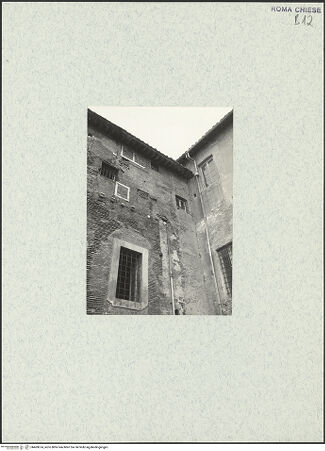 Vorderseite von unbekannt [https://www.deutsche-digitale-bibliothek.de/content/lizenzen/rv-ez/] Santi Quattro Coronati - Dem nördlichen Seitenschiff anliegender Gebäudekomplex, westliche Mauer mit karolingischen Kragsteinen, bh469614_recto. Foto: Corbett, Spencer.