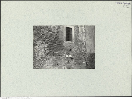 Vorderseite von unbekannt [https://www.deutsche-digitale-bibliothek.de/content/lizenzen/rv-ez/] Santi Quattro Coronati - Dem nördlichen Seitenschiff anliegender Gebäudekomplex, westliche Mauer, Detail: Mauerwerk, bh469615_recto. Foto: Corbett, Spencer.