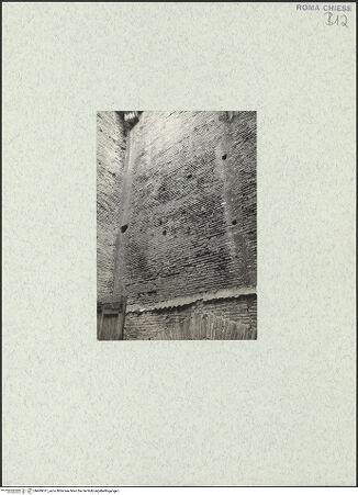 Vorderseite von unbekannt [https://www.deutsche-digitale-bibliothek.de/content/lizenzen/rv-ez/] Santi Quattro Coronati - Substruktionen der nördlichen Seitenschiffsmauer, bh469617_recto. Foto: Corbett?, Spencer.