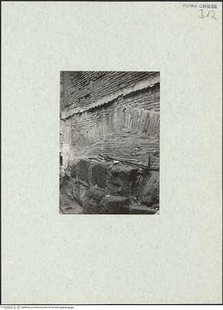 Vorderseite von unbekannt [https://www.deutsche-digitale-bibliothek.de/content/lizenzen/rv-ez/] Santi Quattro Coronati - Substruktionen der nördlichen Seitenschiffsmauer, bh469618_recto. Foto: Corbett?, Spencer.