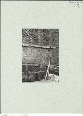 Vorderseite von unbekannt [https://www.deutsche-digitale-bibliothek.de/content/lizenzen/rv-ez/] Santi Quattro Coronati - Substruktionen der nördlichen Seitenschiffsmauer mit Stützpfeiler, bh469619_recto. Foto: Corbett, Spencer.