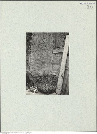 Vorderseite von unbekannt [https://www.deutsche-digitale-bibliothek.de/content/lizenzen/rv-ez/] Santi Quattro Coronati - Nordwestlicher Stützpfeiler aus Nordwesten, bh469620_recto. Foto.