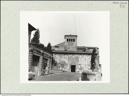 Vorderseite von Bibliotheca Hertziana [https://www.deutsche-digitale-bibliothek.de/content/lizenzen/rv-fz/] Santi Quattro Coronati - Ansicht aus Osten, bh469624_recto. Foto.