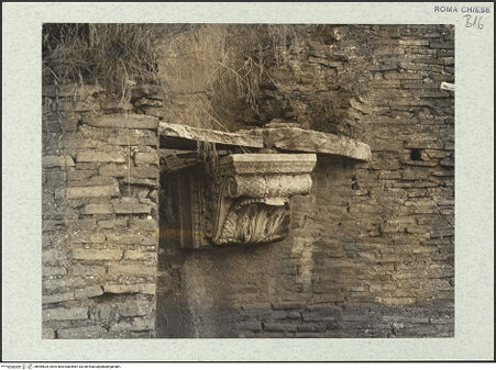 Vorderseite von unbekannt [https://www.deutsche-digitale-bibliothek.de/content/lizenzen/rv-ez/] Santi Quattro Coronati - Fragment der nördlichen Exedra und einer Konsole aus römischer Zeit an der nördlichen Seitenschiffsmauer, bh469625_recto. Foto: Corbett?, Spencer.