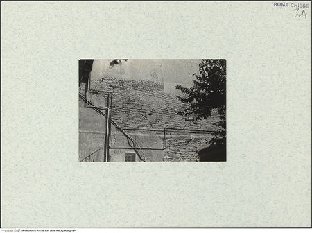 Vorderseite von unbekannt [https://www.deutsche-digitale-bibliothek.de/content/lizenzen/rv-ez/] Santi Quattro Coronati - Südliches Seitenschiff, südliche Außenwand, Detail: Mauerwerk, bh469628_recto. Foto.