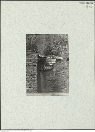 Vorderseite von unbekannt [https://www.deutsche-digitale-bibliothek.de/content/lizenzen/rv-ez/] Santi Quattro Coronati - Fragment der nördlichen Exedra und einer Konsole aus römischer Zeit an der nördlichen Seitenschiffsmauer, bh469631_recto. Foto: Corbett?, Spencer.