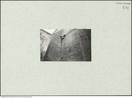 Vorderseite von unbekannt [https://www.deutsche-digitale-bibliothek.de/content/lizenzen/rv-ez/] Santi Quattro Coronati - Substruktionen der nördlichen Seitenschiffsmauer mit Stützpfeiler, darüber Fragment der nördlichen Exedra und einer Konsole aus römischer Zeit, bh469632_recto. Foto: Corbett?, Spencer.