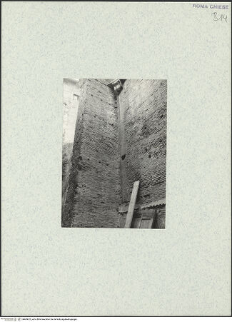 Vorderseite von unbekannt [https://www.deutsche-digitale-bibliothek.de/content/lizenzen/rv-ez/] Santi Quattro Coronati - Substruktionen der nördlichen Seitenschiffsmauer mit Stützpfeiler, darüber Fragment der nördlichen Exedra und einer Konsole aus römischer Zeit, bh469633_recto. Foto: Corbett?, Spencer.