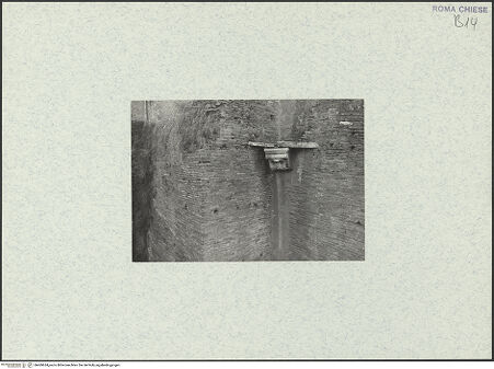 Vorderseite von unbekannt [https://www.deutsche-digitale-bibliothek.de/content/lizenzen/rv-ez/] Santi Quattro Coronati - Fragment der nördlichen Exedra und einer Konsole aus römischer Zeit an der nördlichen Seitenschiffsmauer, bh469634_recto. Foto: Corbett?, Spencer.