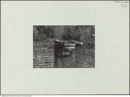 Vorderseite von unbekannt [https://www.deutsche-digitale-bibliothek.de/content/lizenzen/rv-ez/] Santi Quattro Coronati - Fragment der nördlichen Exedra und einer Konsole aus römischer Zeit an der nördlichen Seitenschiffsmauer, bh469635_recto. Foto: Corbett?, Spencer.