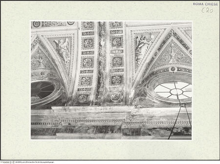 Vorderseite von Sopr. BAS ROMA [https://www.deutsche-digitale-bibliothek.de/content/lizenzen/rv-ez/] Santo Spirito dei Napoletani - Gewölbe, Detail: Gurtbögen, bh469896_recto. Foto.