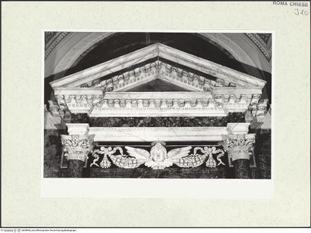 Vorderseite von Sopr. BAS ROMA [https://www.deutsche-digitale-bibliothek.de/content/lizenzen/rv-ez/] Altar der Madonna del Fulmine - Detail: Giebel, bh469906_recto. Foto.