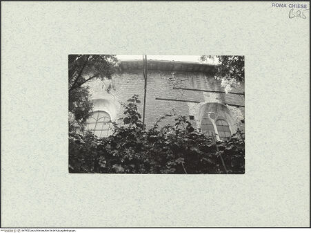 Vorderseite von unbekannt [https://www.deutsche-digitale-bibliothek.de/content/lizenzen/rv-fz/] Santo Stefano Rotondo - Östliche Kapelle aus Nordosten, südlicher Abschnitt, Rundbogenfenster und vermauertes Rundfenster, bh470025_recto. Foto.