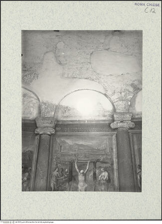 Vorderseite von unbekannt [https://www.deutsche-digitale-bibliothek.de/content/lizenzen/rv-fz/] Santo Stefano RotondoDeambulatorium - Deambulatorium, südwestlicher Sektor, äußere Begrenzungsmauer, innen, Detail: zwei Säulen und Gewölbeansatz, bh470035_recto. Foto.