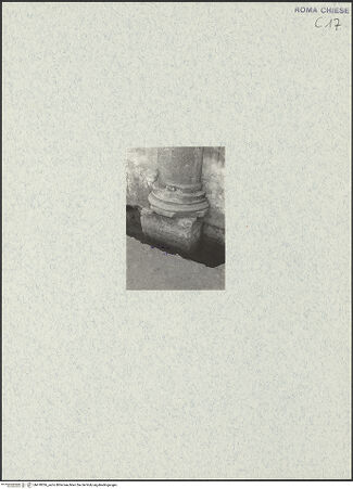 Vorderseite von Glass, ? [https://www.deutsche-digitale-bibliothek.de/content/lizenzen/rv-ez/] Santo Stefano Rotondo - Deambulatorium, äußere Begrenzungsmauer, innen, Detail: Säulenbasis mit Freilegungen, bh470036_recto. Foto.